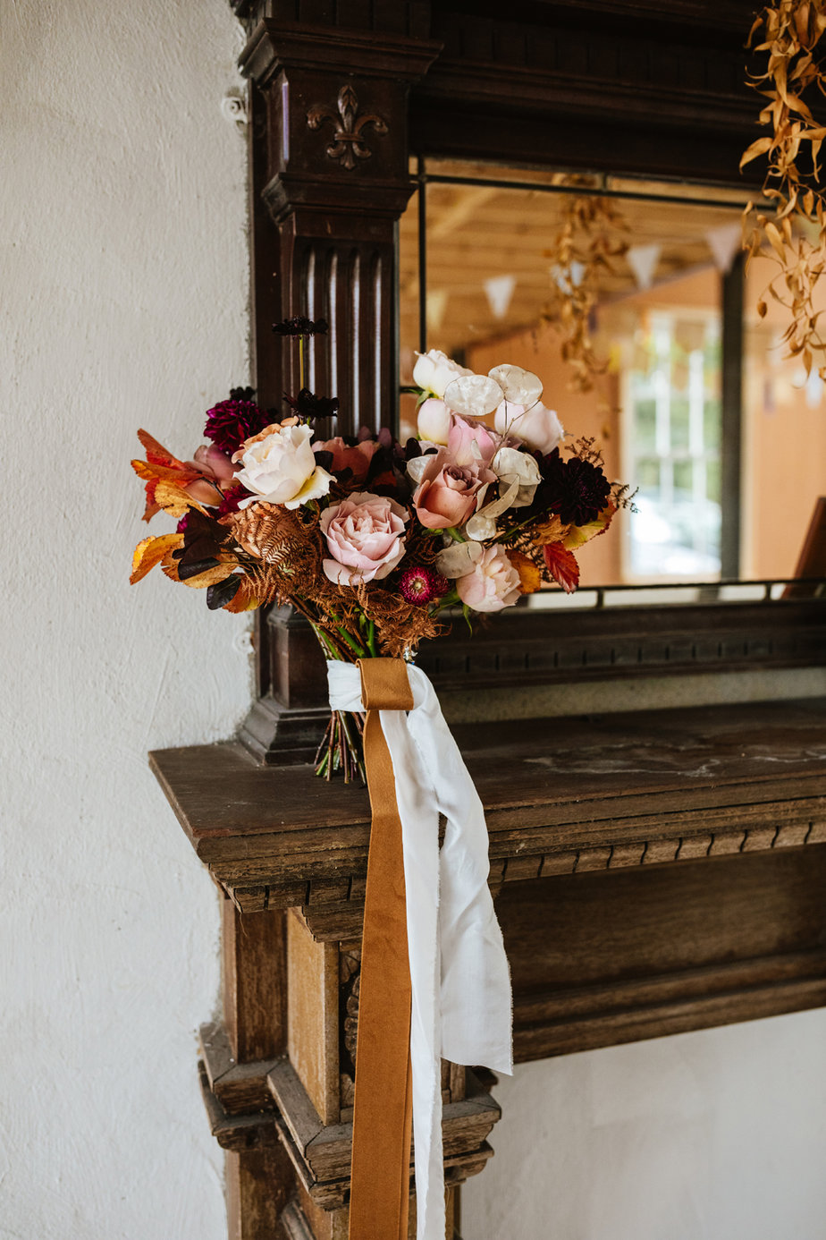 Rose white roses flowers bouquet placed on mirror