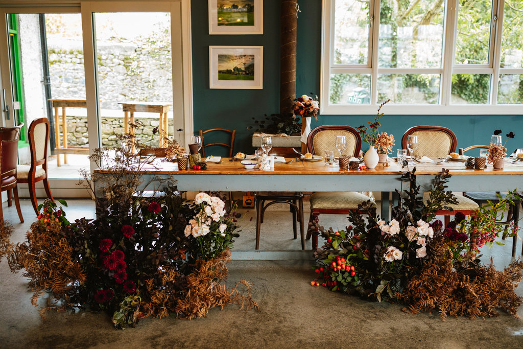 Interior wedding dining room flowers
