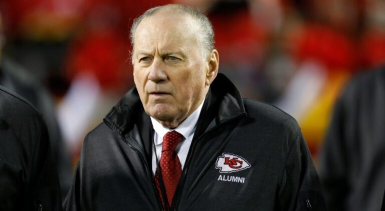 Hall of Fame Chiefs quarterback Len Dawson dies at 87