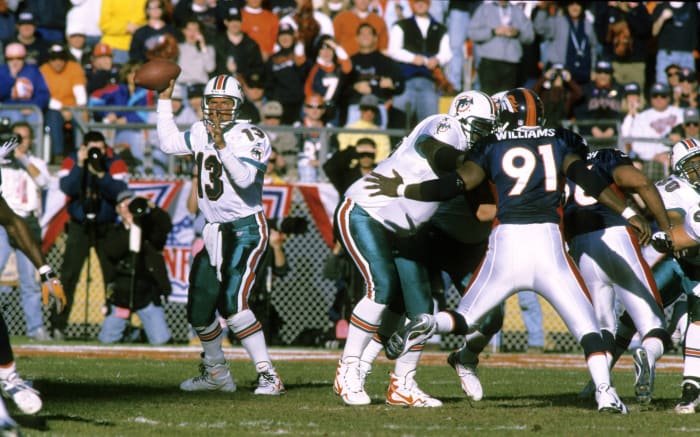 Marino then becomes the first player with 400 career passing touchdowns