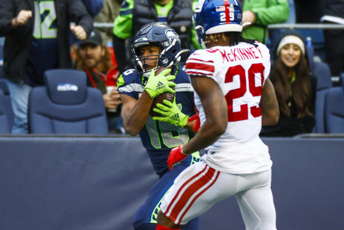 Lockett bounce-back effort keeps Geno express rolling