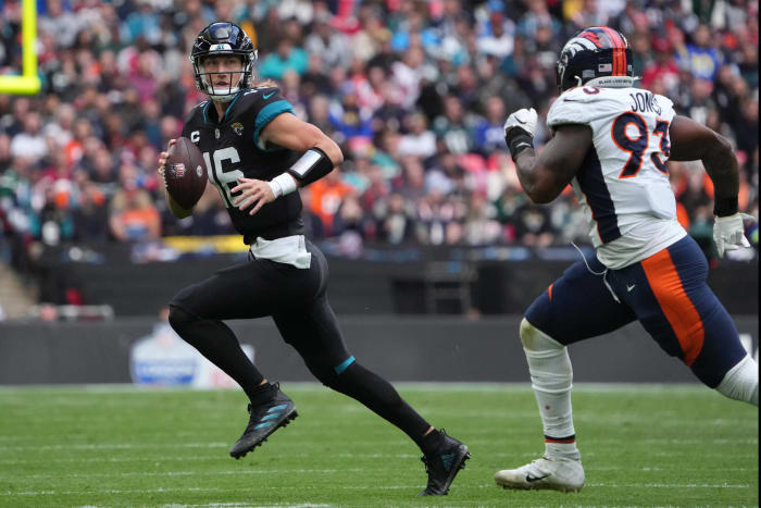 Lawrence mistakes interrupt Etienne's breakout