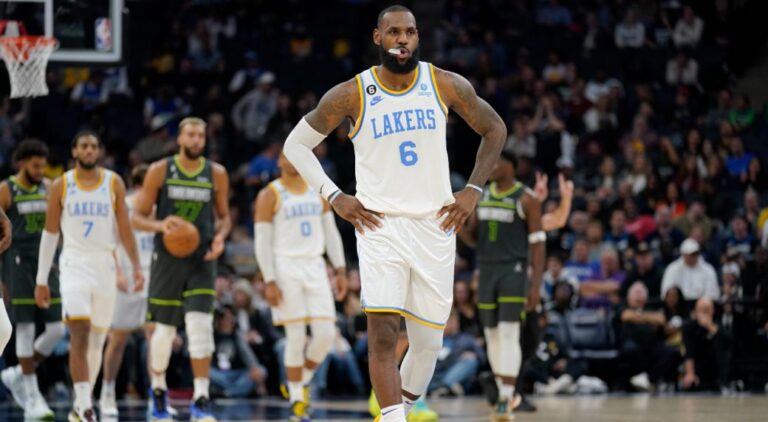 NBA Roundup: Lakers stay winless, Bucks keep unbeaten