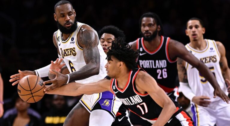 NBA Roundup: Winless Lakers maintain struggling, Warriors prime Kings in shootout
