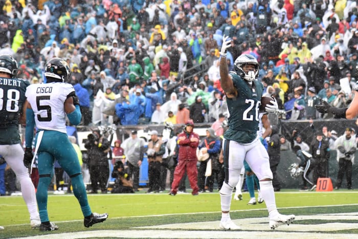 Miles Sanders dials up mudder routine to drown Jags