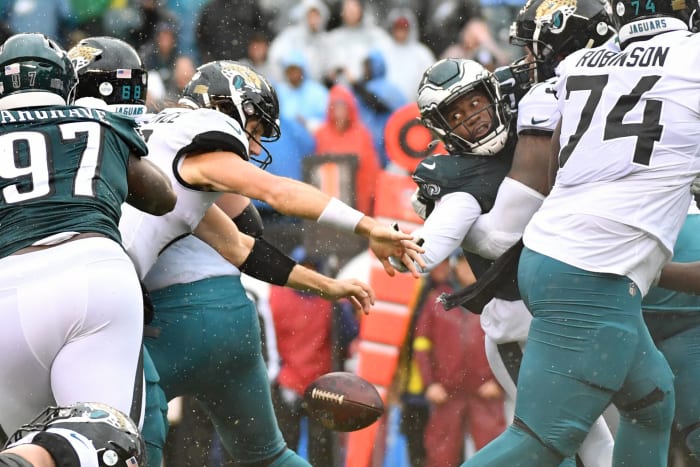 Trevor Lawrence crumbles on rainy Philly day