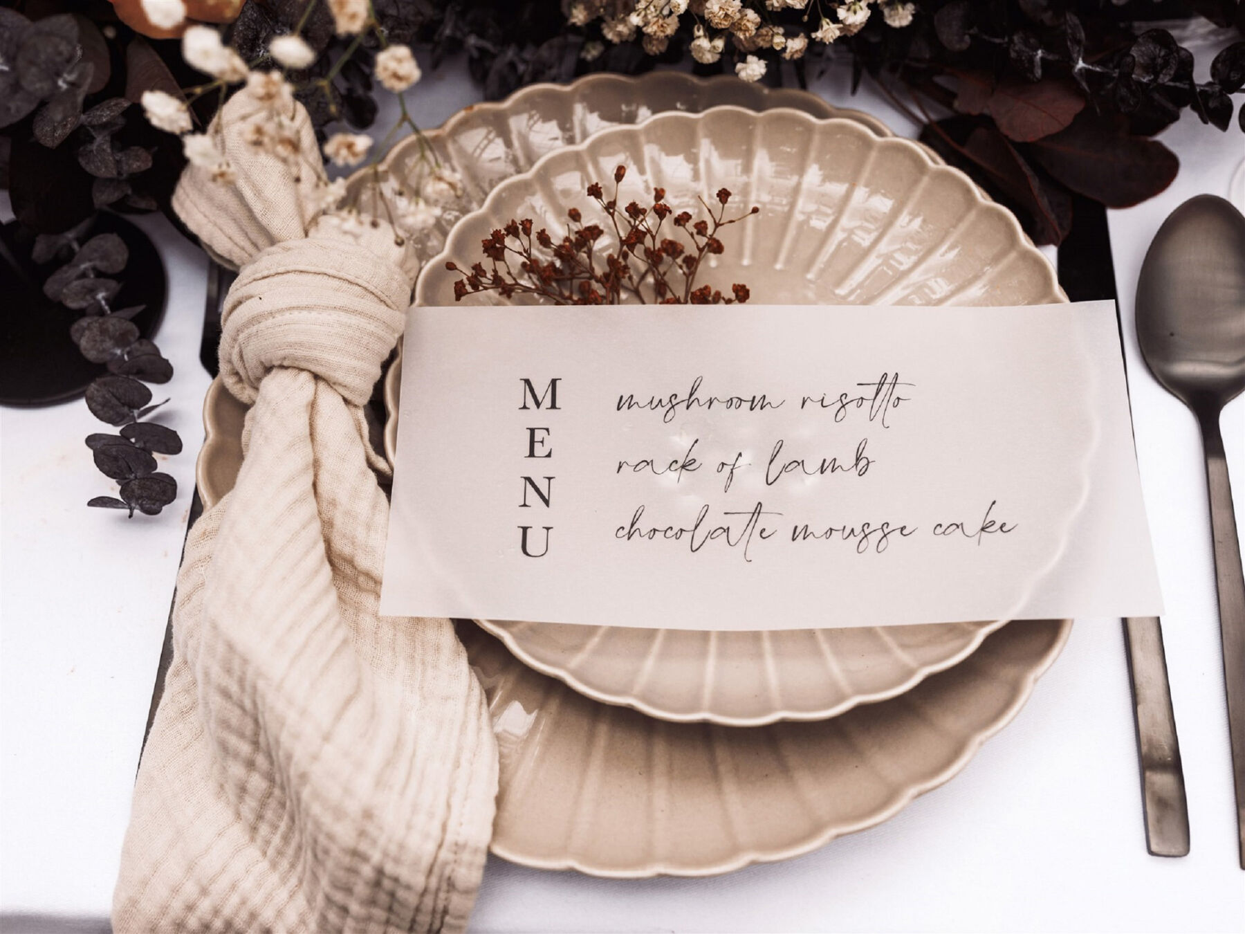 Scalloped table plates