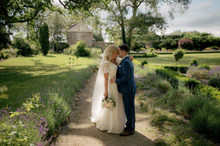 Love in a Heatwave: Michelle & Conor’s Lakeside Wedding