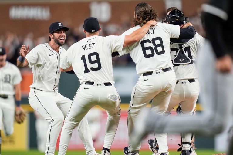 Deadspin | MLB roundup: Tigers clinch wild card, White Sox set loss report