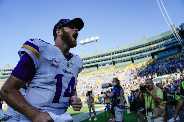 Deadspin | NFL roundup: Vikings maintain off Packers to stay unbeaten