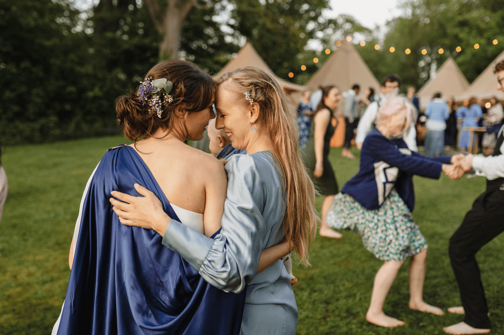 Guest Ritual How To Be A Great Guest: Wedding Guest Dos and Don’ts