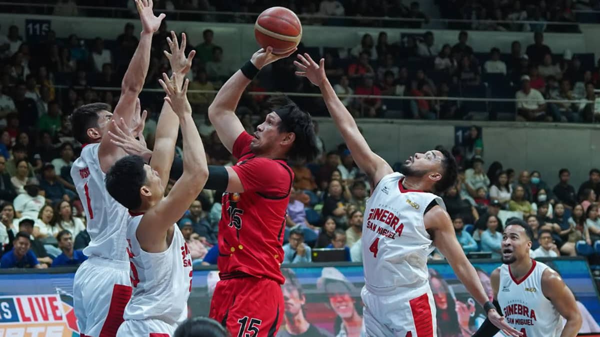 June Mar Fajardo (with ball) won’t let a slight tear in his calf muscle stop him from leading the Beermen’s series-tying bid. —AUGUST DELA CRUZ