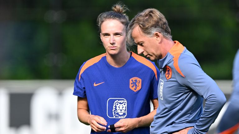 Vivianne Miedema and Andries Jonker during training for the Netherlands in 2024