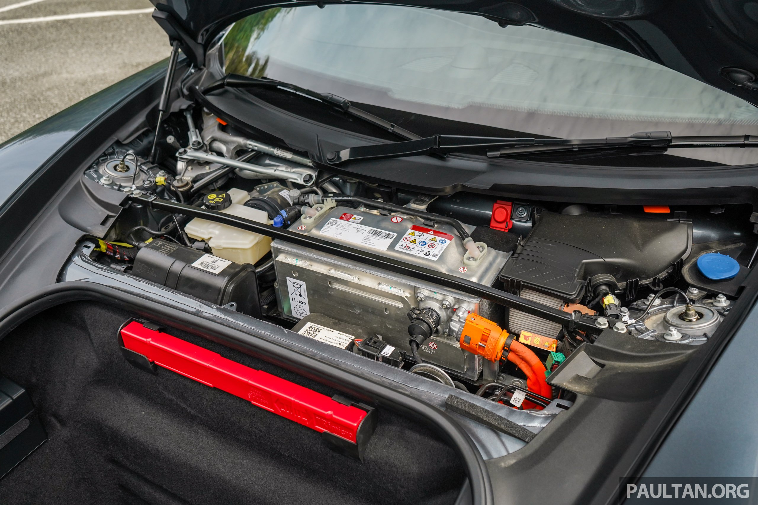 2025-992.2-Porsche-911-facelift-Chiang-Mai-drive-Porsche-911-GTS-t-hybrid-12