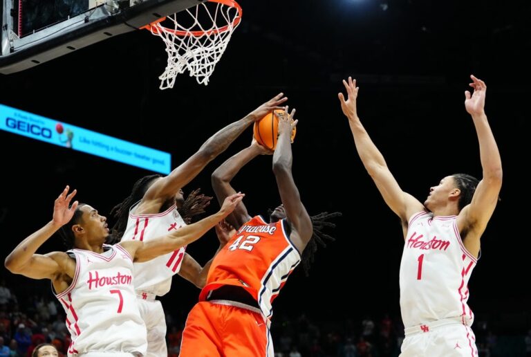 Deadspin | Top 25 roundup: No. 3 Houston escapes in OT vs. Syracuse