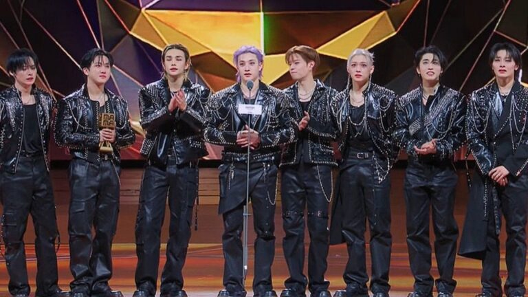 “You deserve the universe and more”: Fans have a good time as Stray Kids turns into emotional clinching their first MAMA Daesang for KARMA