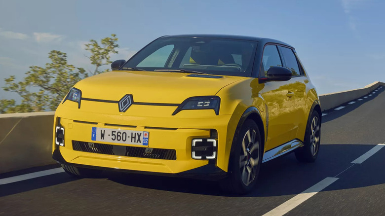 front 3/4 view of a Renault 5