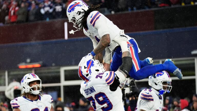 NFL Week 15 Roundup: Bills outlast Patriots in shootout