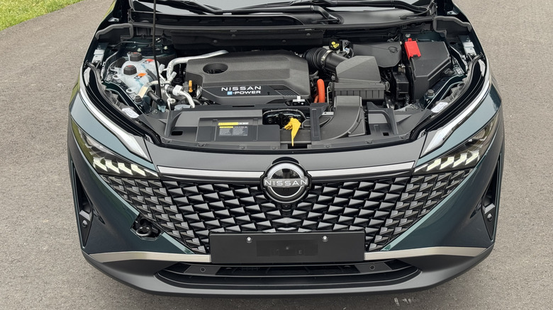 An underhood shot of the green Qashqai showing the e-Power engine