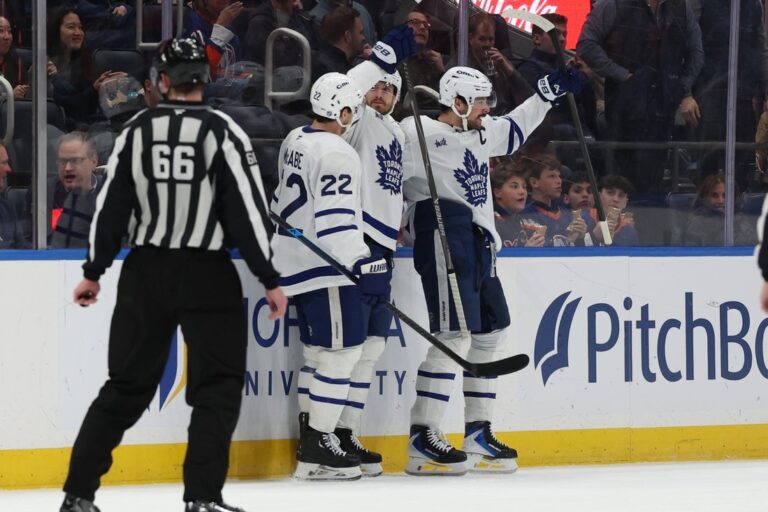 Deadspin | NHL roundup: Isles’ OT win spoils Auston Matthews’ historic aim