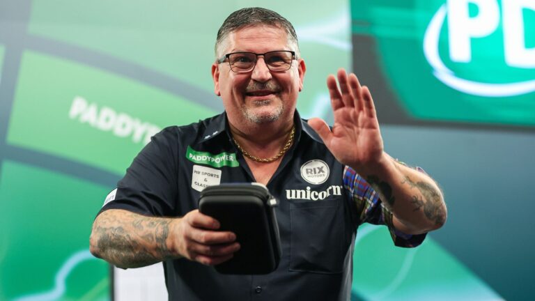 Gary Anderson prices into World Darts Championship semi-finals for eighth time with victory over Justin Hood