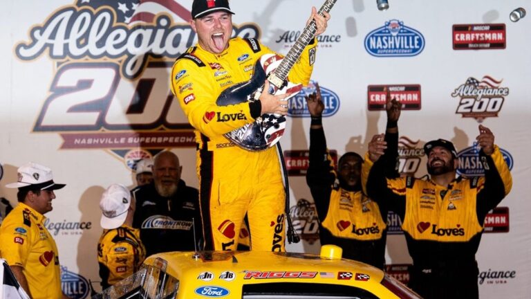 Deadspin | Layne Riggs delivers last-lap move for Truck Series win at Nashville