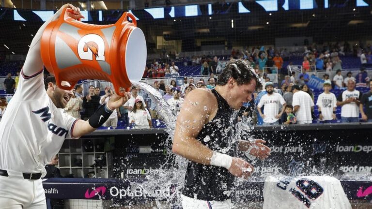 Deadspin | MLB roundup: Marlins finish 12-game skid by overtaking Phillies in ninth
