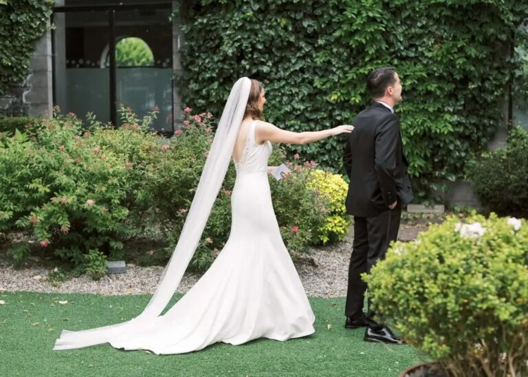 15 Couples Who Melted Our Hearts With Their First Look Photo