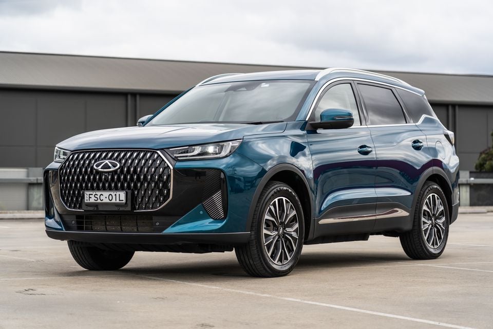 A teal 2026 Chery Tiggo 7 Super Hybrid SUV seen from the front-side angle in a car park