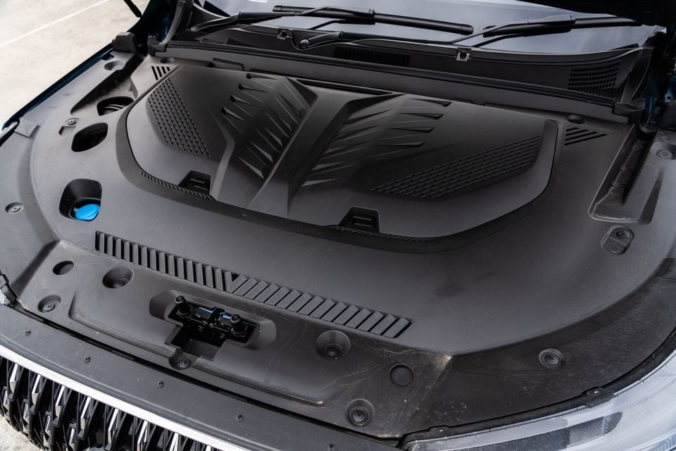 The engine bay of a 2026 Chery Tiggo 7 Super Hybrid, showing a covered motor assembly with decorative plastic trim and a blue-capped fluid reservoir