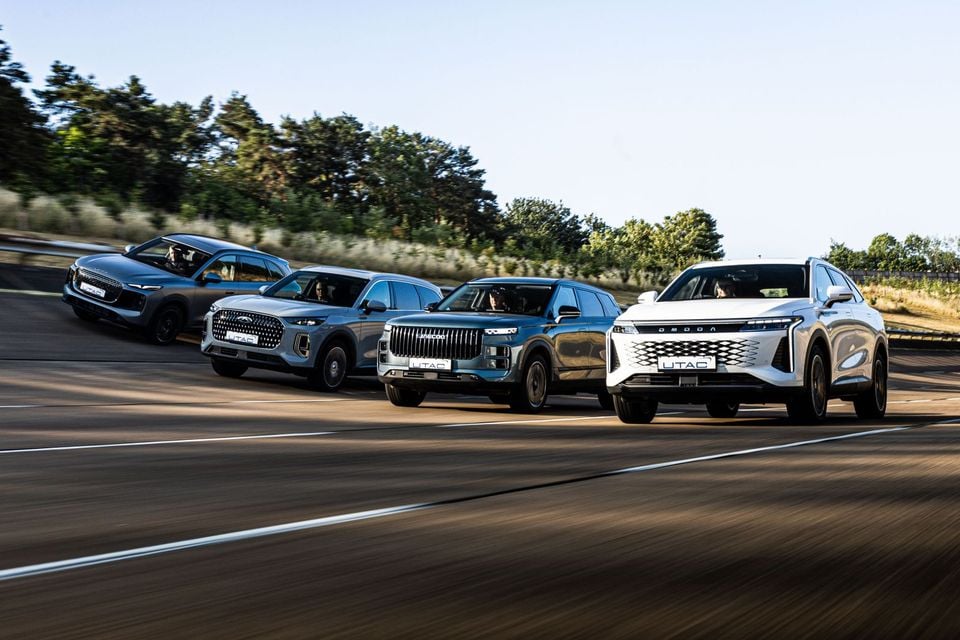 Four Jaecoo, Chery, Omoda and Lepas SUVs driving side by side on a track, seen from the front-side