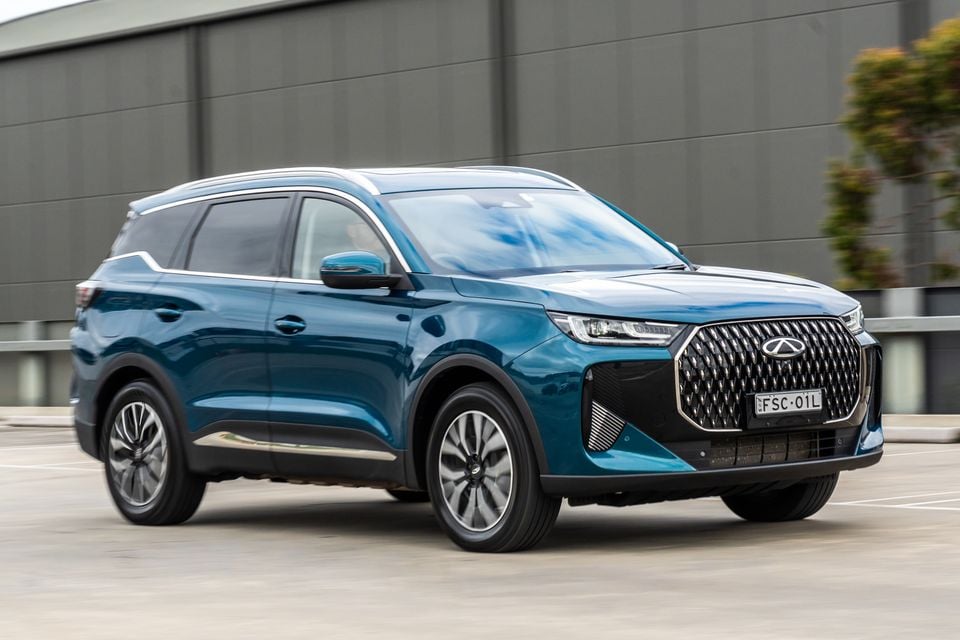 A teal 2026 Chery Tiggo 7 Super Hybrid SUV seen from the front-side while driving in a car park