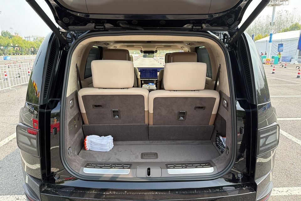 Freelander 8 boot with the third-row seats raised