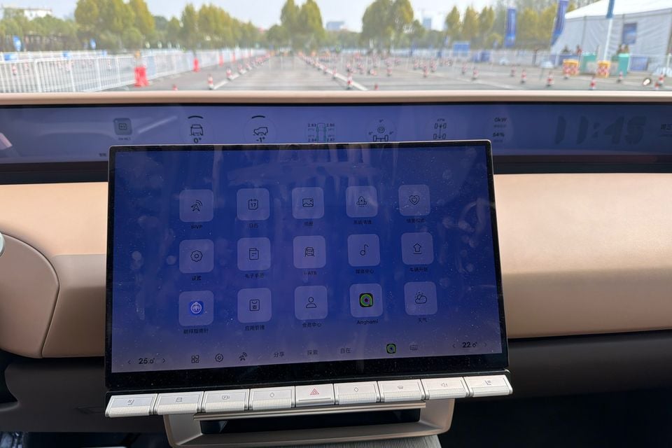 Freelander 8 central touchscreen and physical buttons beneath it