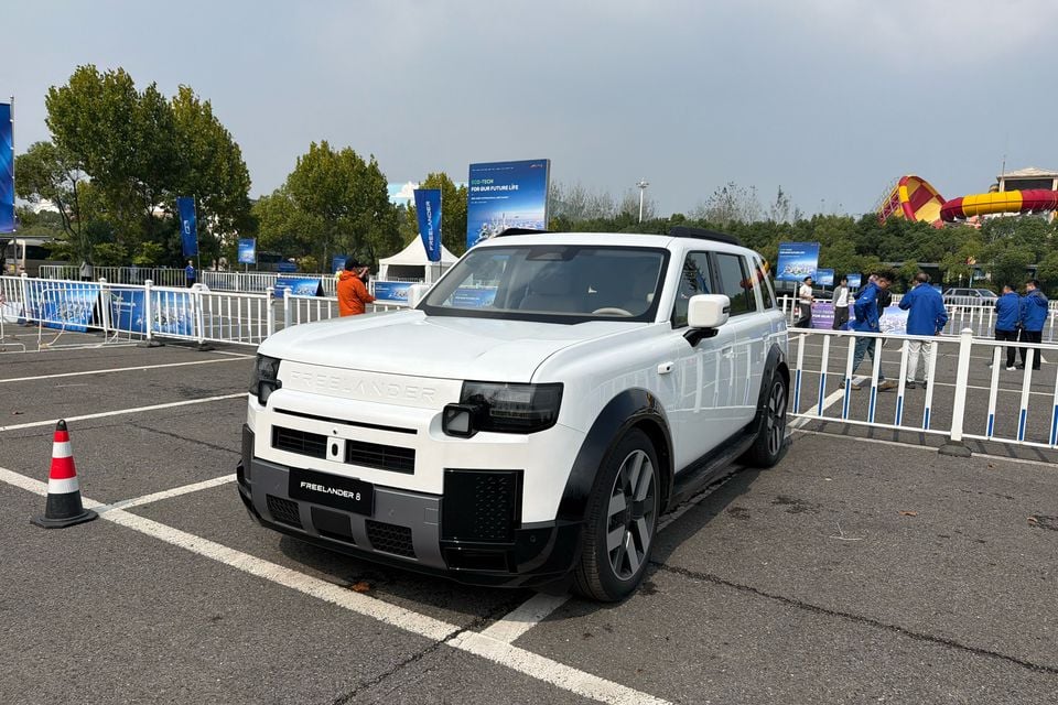 White Freelander 8 photographed at the same carpark event, viewed from the front