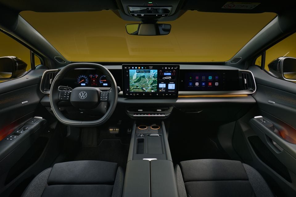 Dashboard and front cabin of the 2027 Volkswagen ID. Tiguan, with steering wheel, digital driver display, central touchscreen and passenger-side screen