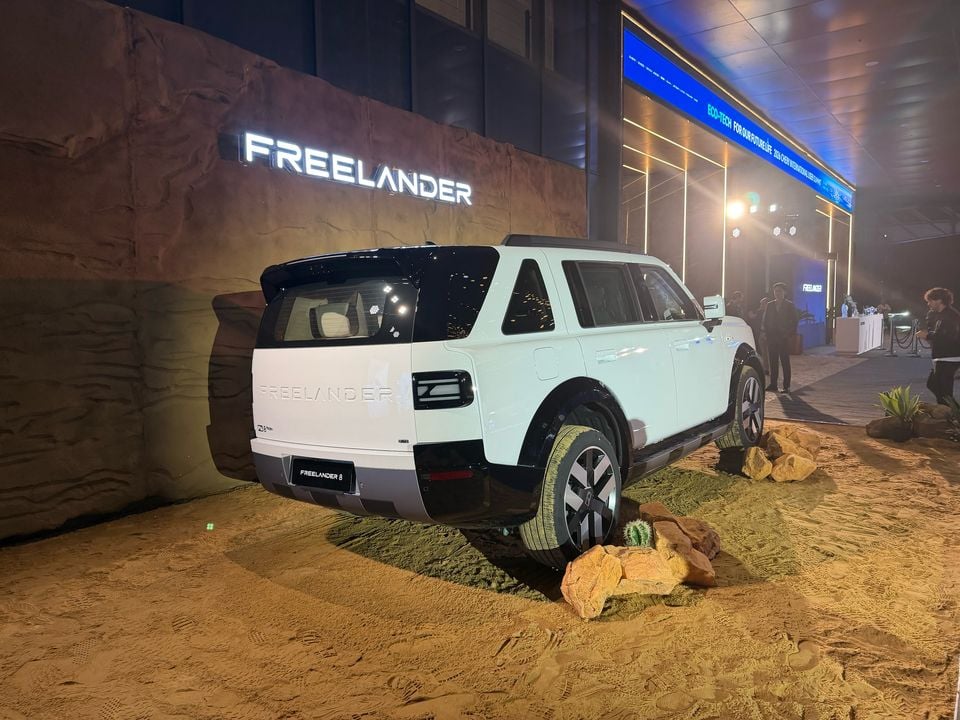 Rear three-quarter view of the white Freelander 8 displayed at the brand's event in China