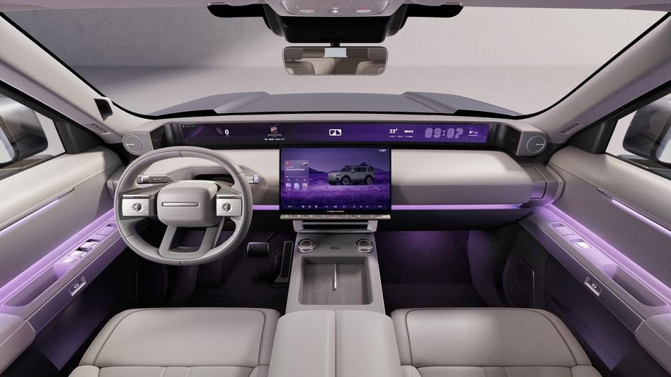 Left-hand-drive Freelander 8 dashboard with panoramic display and central touchscreen; Chinese-market model shown.