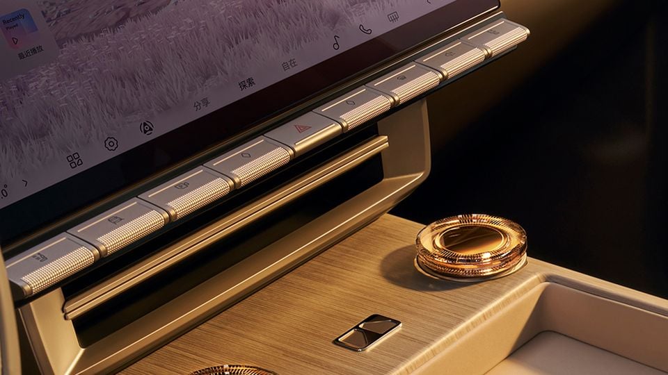 Freelander 8 physical shortcut buttons and crystal-style rotary controls; Chinese-market model shown.