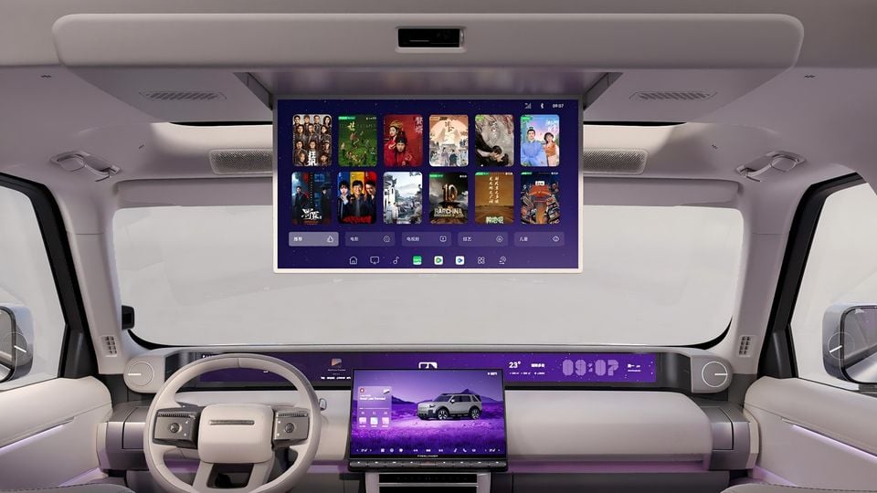 Ceiling-mounted rear entertainment screen in the Freelander 8; Chinese-market model shown.