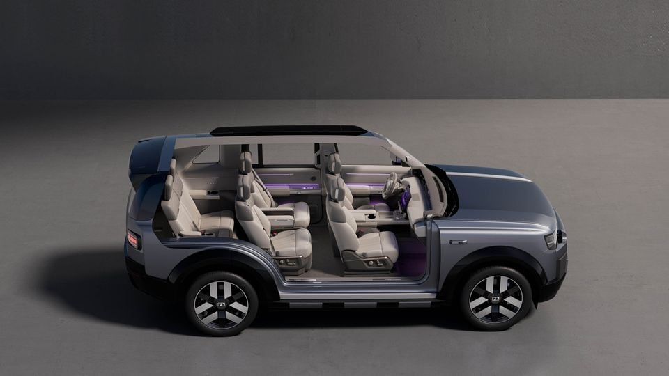 Manufacturer cutaway illustration showing the Freelander 8 six-seat cabin; Chinese-market model shown.