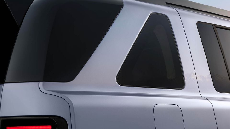 Triangular rear-quarter window of the Freelander 8; Chinese-market model shown.